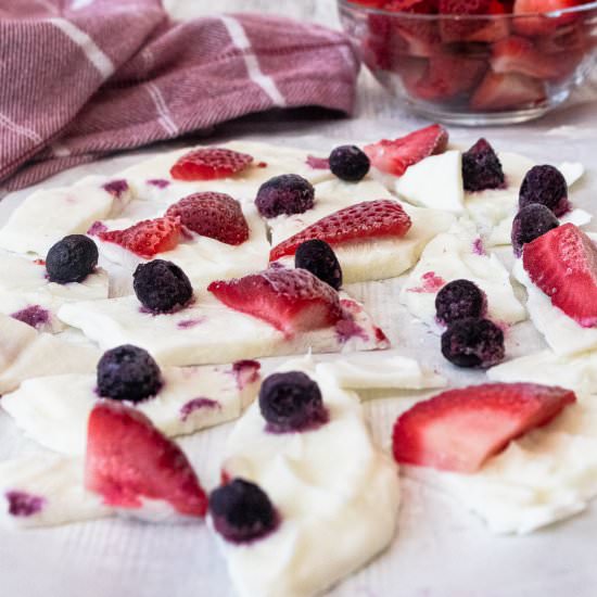 Greek Yogurt Bark for 4th of July - Recipe photo by piece.of.lulu
