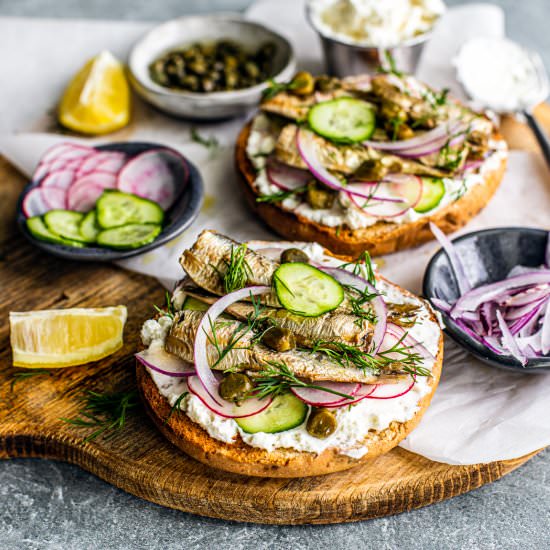 brunch bagel with sardines - Recipe photo by killingthyme
