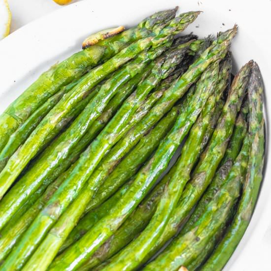 Baked Asparagus with vinaigrette - Recipe photo by theplantbasedschool