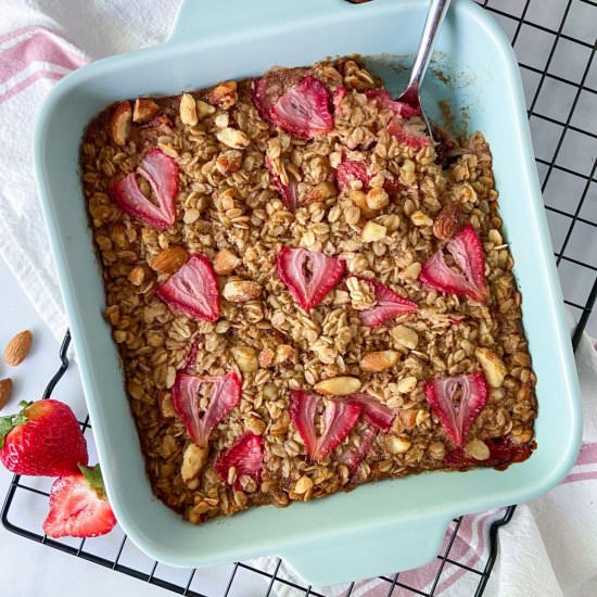 Strawberry Baked Oatmeal - Recipe photo by Sugarylogic