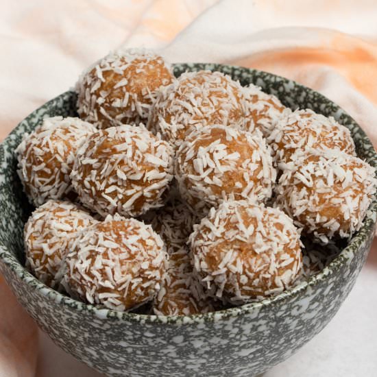 Bolitas de Coco (Coconut Balls) - Recipe photo by Zardyplants