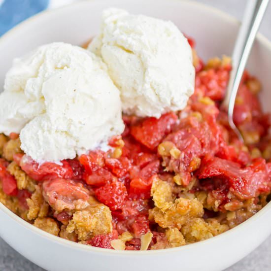Easy Strawberry Crisp - Recipe photo by pumpkinnspice