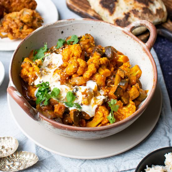 Aubergine & Cauliflower Curry - Recipe photo by veganpunks