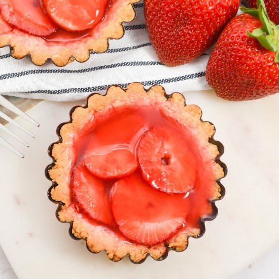 KETO STRAWBERRY MINI PIES - Recipe photo by Stylish Cravings
