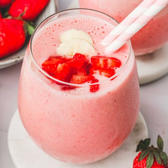 Strawberry banana smoothie recipe - Recipe photo by Sweetly Cakes