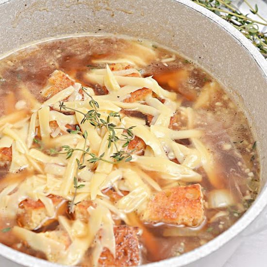 KETO FRENCH ONION SOUP - Recipe photo by Stylish Cravings