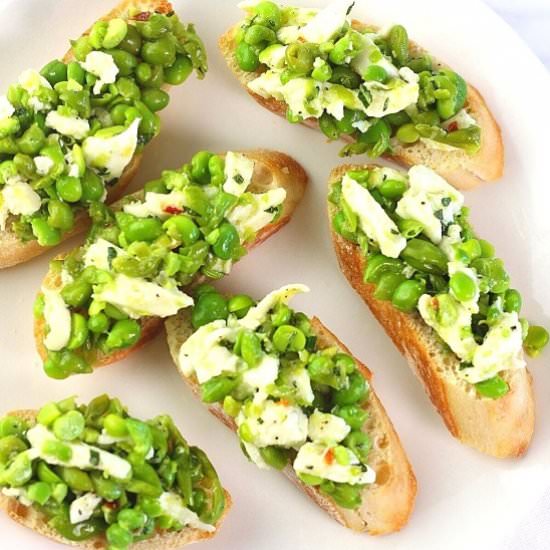 pea and mozzarella crostini - Recipe photo by nowcookthis