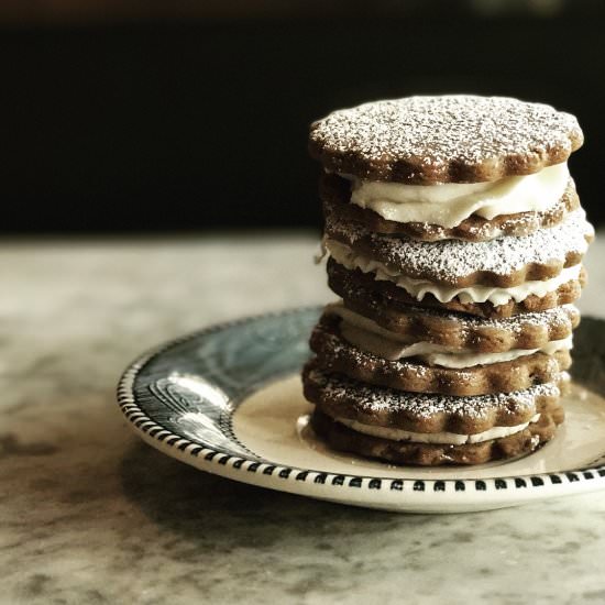 Vegan Root Beer Float Cream Cookies - Recipe photo by Finchly