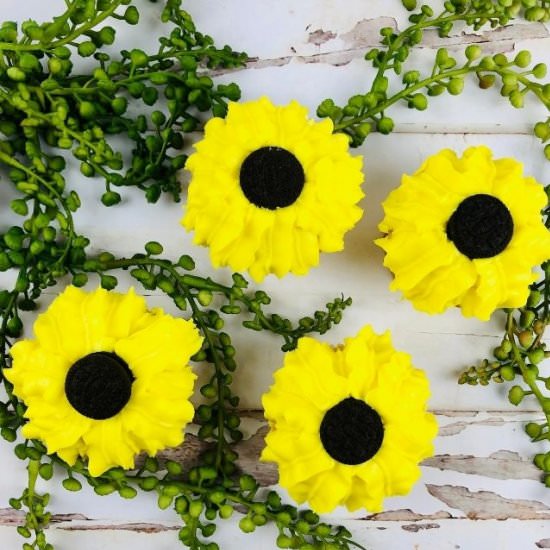 Oreo Sunflower Cupcakes - Recipe photo by CakeMixRecipes