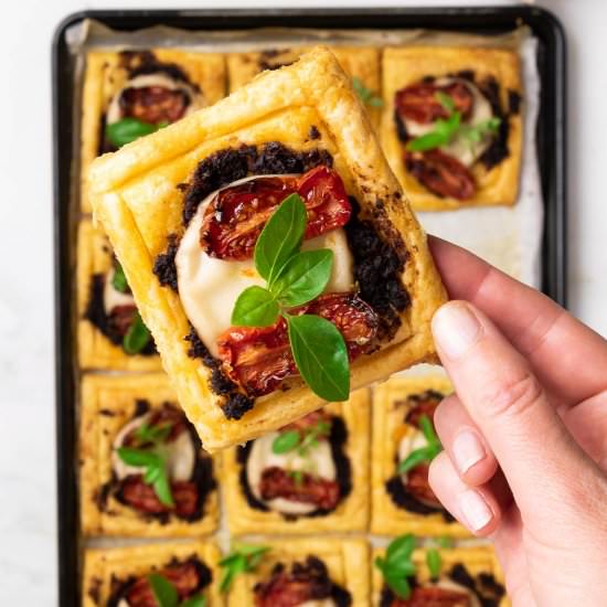 Roasted Tomato Puff Pastry Tartlets - Recipe photo by theveganlarder