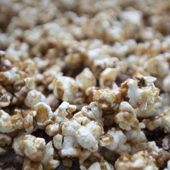 Caramel popcorn with pecans - Recipe photo by foodmakesmehappy