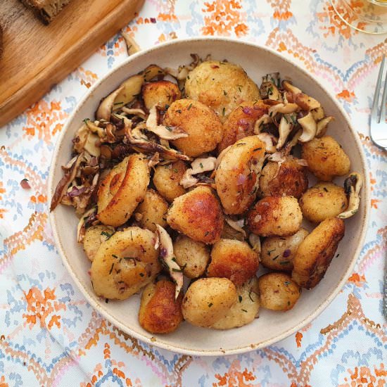 Potato dumplings with shiitakes - Recipe photo by Maca Meillon
