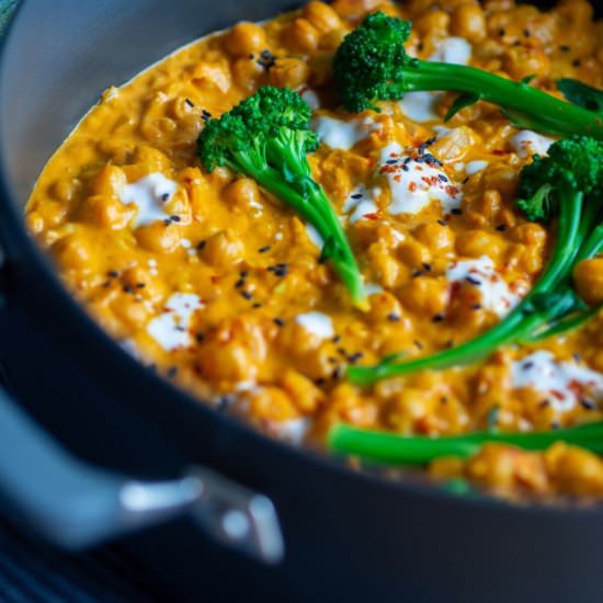 Coconut Chickpea Curry (vegan) - Recipe photo by modernveganguide