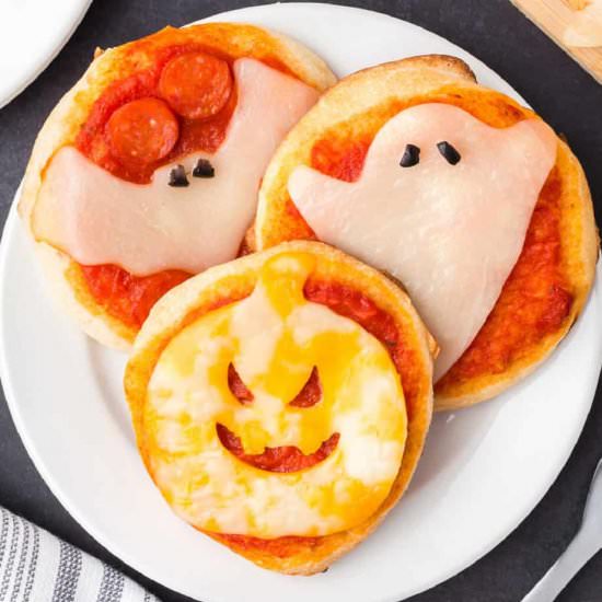 Halloween Mini Pizzas - Recipe photo by OnMyKidsPlate