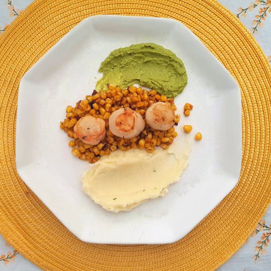 Scallops over corn with pea puree - Recipe photo by Maca Meillon