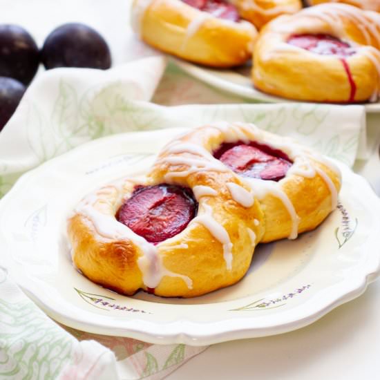 Buns with plums - Recipe photo by mecooks.com
