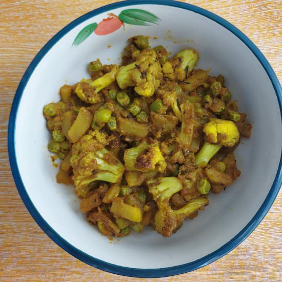 Aloo Gobi Matar - Recipe photo by saodeh