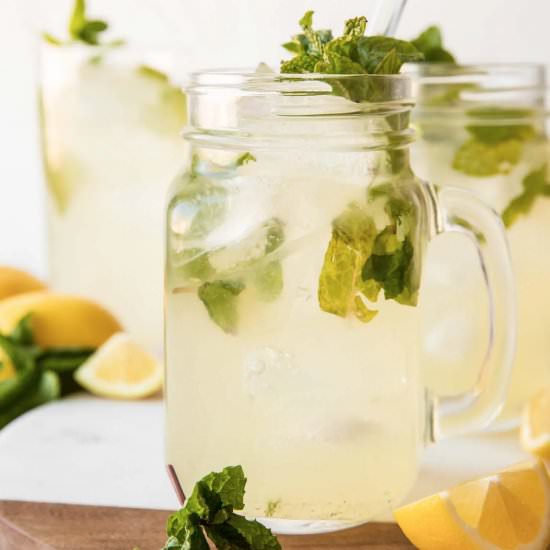 Refreshing Mint Lemonade - Recipe photo by Desserts And Drinks
