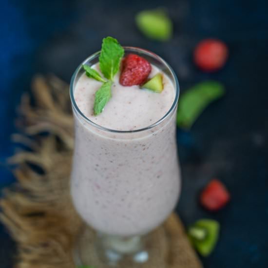 Kiwi Quencher Tropical Smoothie - Recipe photo by Whiskaffair
