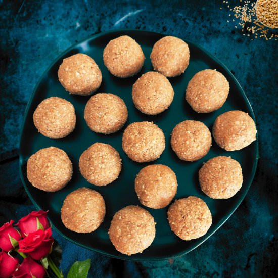 Til Laddu [Sesame Energy Balls] - Recipe photo by livingsmartandhealthy