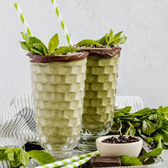 Healthy Mint Chip Smoothie - Recipe photo by apaigeofpositivity