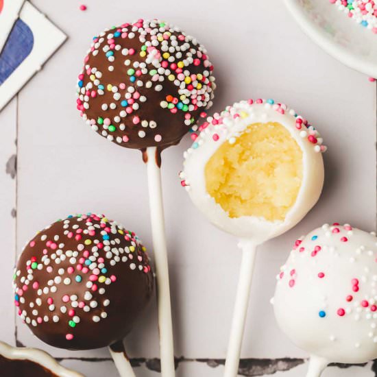 How to make Cake Pops - Recipe photo by Sweetly Cakes