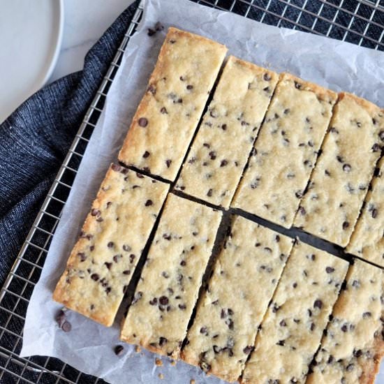 Mini Chocolate Chip Shortbread Bars - Recipe photo by My Happy Bakes