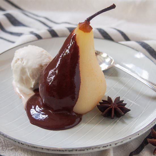 Poached pears with chocolate sauce - Recipe photo by carolinescooking