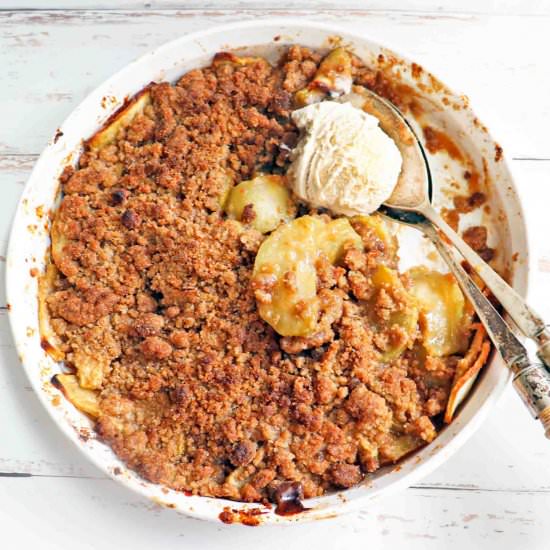 Vegan Apple Crumble (Apple Crisp) - Recipe photo by Sinful Kitchen