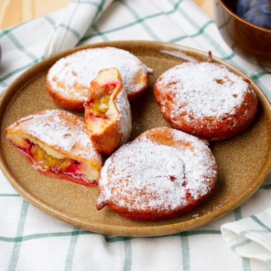 Yeast pancakes with plums - Recipe photo by mecooks.com