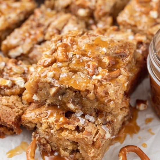 Salted Caramel Pretzel Blondies - Recipe photo by pumpkinnspice
