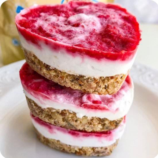 Raspberry Vanilla Cheesecake Bars - Recipe photo by Nutsola