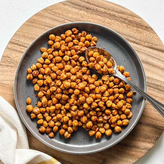 smoky garlic roasted chickpeas - Recipe photo by Wee Little Vegans