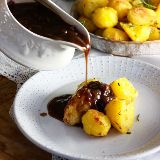 Vegan Onion Red Wine Gravy - Recipe photo by theveganlarder