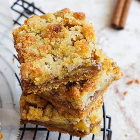 Apple Crumble bars (V | GF) - Recipe photo by Annikaeats