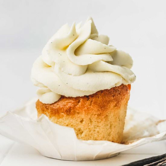 White chocolate ganache frosting - Recipe photo by Sweetly Cakes