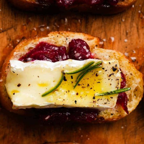 Cranberry Brie Bites - Recipe photo by lindseyeatsla