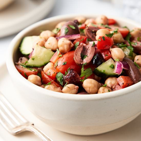 chickpea salad - Recipe photo by brokebankvegan