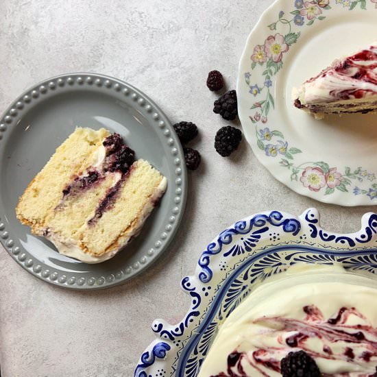 White cake with blackberry filling - Recipe photo by hornoMX