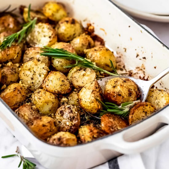 Garlic and Rosemary Potatoes - Recipe photo by dizzybusyandhungry