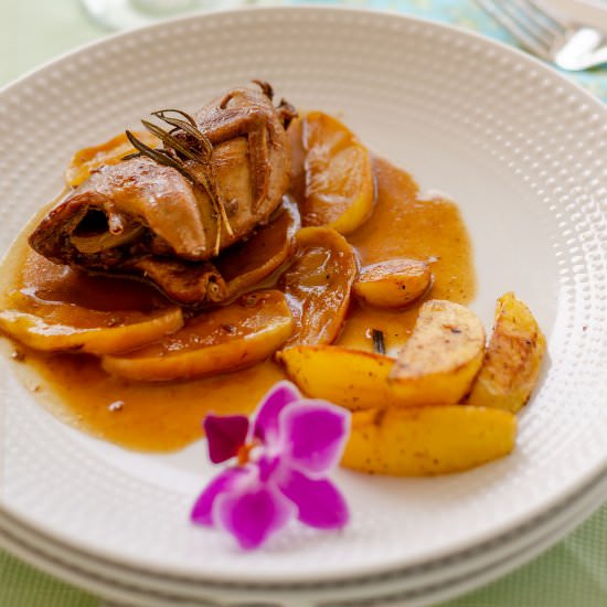 Quail with rum and apple sauce - Recipe photo by TiaClara
