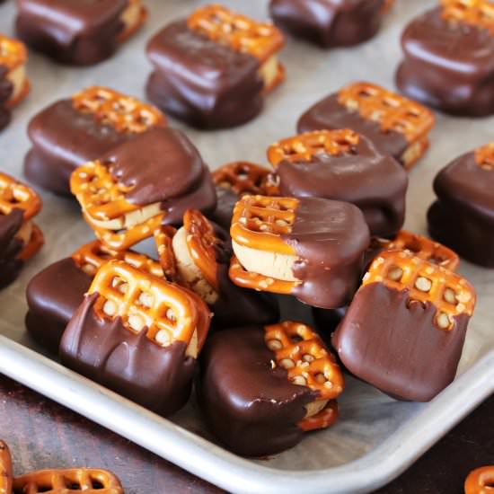 Peanut Butter Buckeye Pretzels - Recipe photo by thekitchenismyplayground