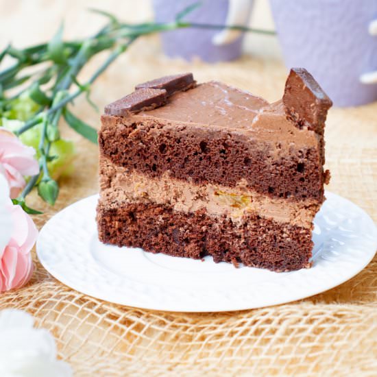 Chocolate cake with cream and fruit - Recipe photo by mecooks.com