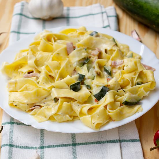 Zucchini and ham pasta - Recipe photo by mecooks.com