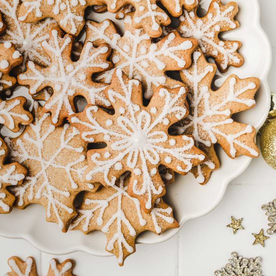 Snowflake cookies with royal icing - Recipe photo by Sweetly Cakes