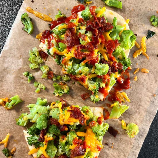 Bacon Broccoli Cheddar Flatbread - Recipe photo by freebelly