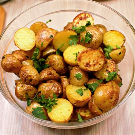 Air Fryer Baby Potatoes with Garlic - Recipe photo by veganiac1