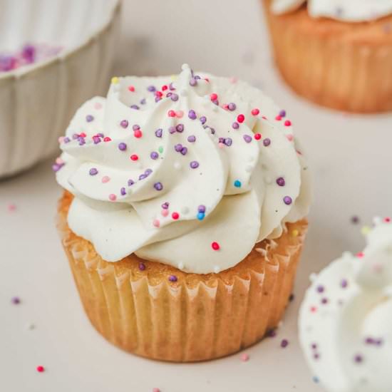 Vanilla Cupcakes - Recipe photo by Sweetly Cakes