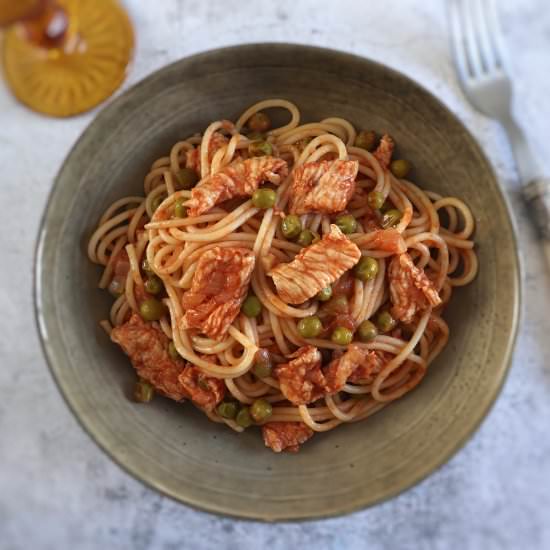 Spaghetti with turkey and peas - Recipe photo by Food From Portugal