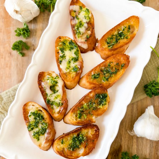 Amazing Crispy Garlic Bread - Recipe photo by Spain on a Fork